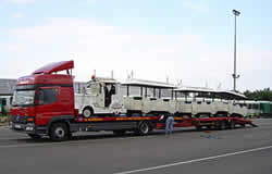 Mise d'un petit train sur la plate-forme