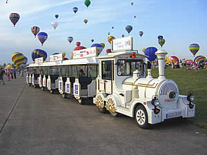 Le petit train et les ballons